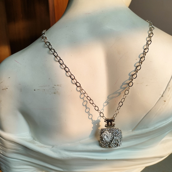 Elegant Cubic Zirconia White Flower Necklace - Picture 16 of 17